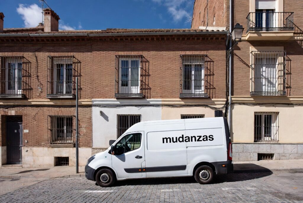 Furgoneta de empresa de vaciado de pisos en Madrid