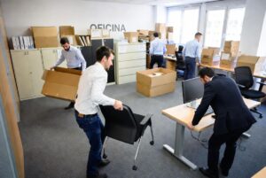 Operarios retirando mobiliario de oficina